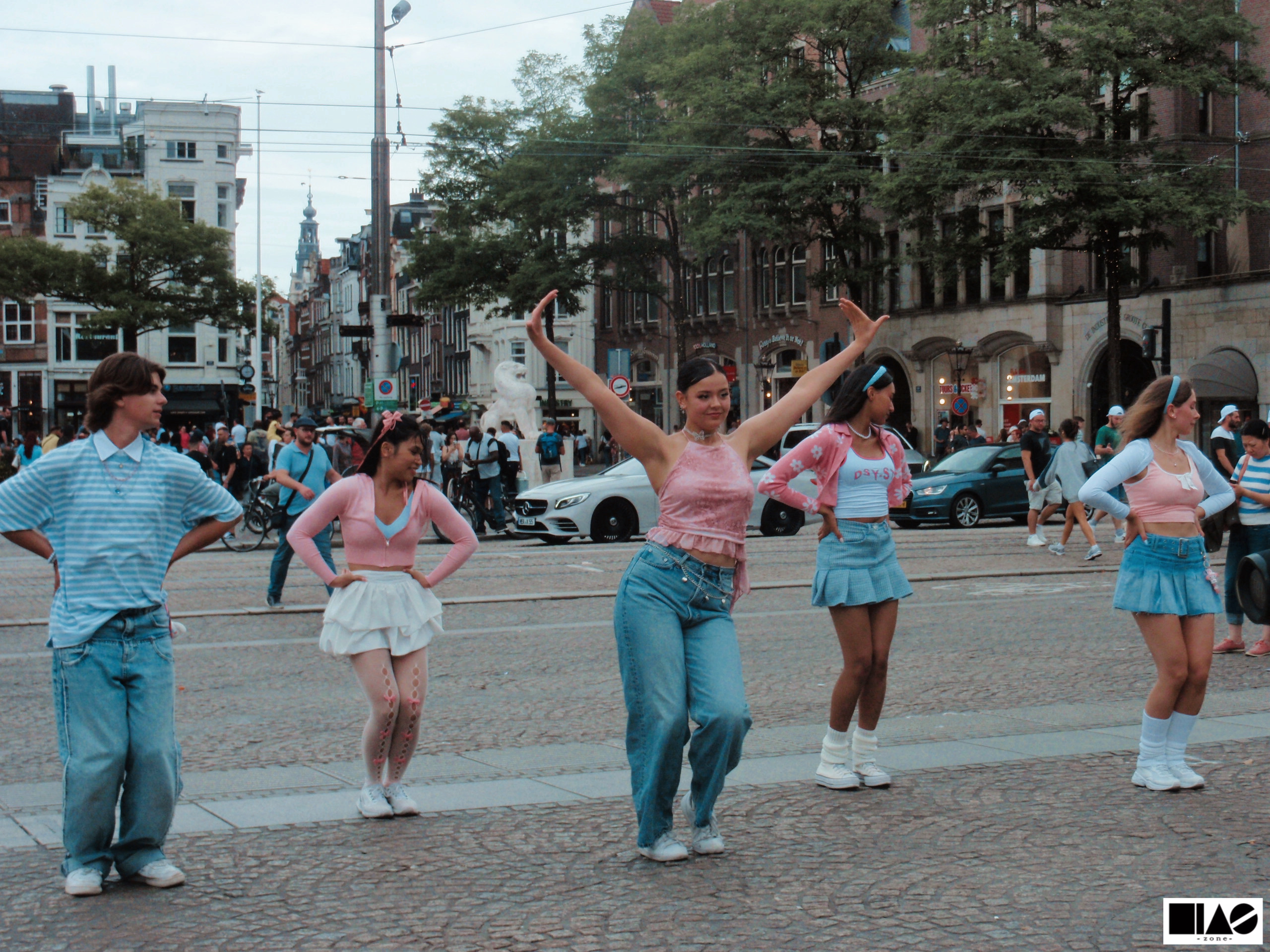 Foto van Miso Blush dans cover op de Dam