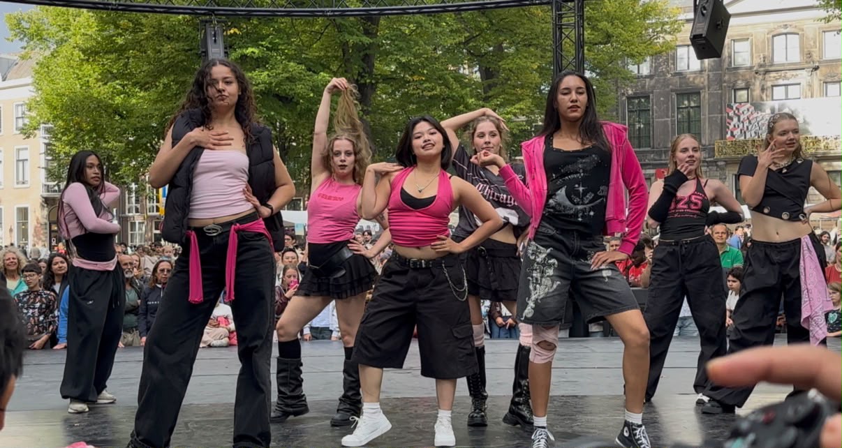 Foto van Miso tijdens een optreden bij het ambassade festival in Den Haag